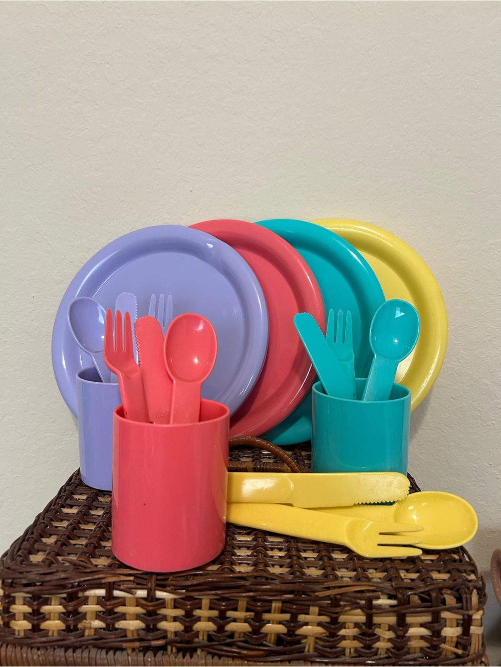 Vintage Pastel Melamine Dinnerware Picnic Set with Wicker Basket MISSING CUP